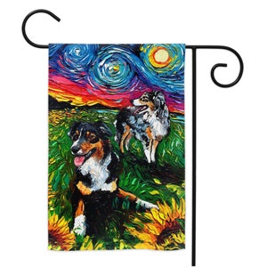 Peut inclure: Un drapeau de jardin avec une peinture de deux chiens de berger australien dans un champ de tournesols. Le ciel est d'un bleu vibrant avec des nuages tourbillonnants et une lune jaune brillante. La peinture est r&eacute;alis&eacute;e dans un style rappelant La Nuit &eacute;toil&eacute;e de Van Gogh.