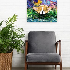 K&ouml;nnte beinhalten: Ein Gem&auml;lde eines Corgi-Hundes, der in einem Grasfeld unter einem sternenklaren Nachthimmel schl&auml;ft. Das Gem&auml;lde ist im Stil von Vincent van Goghs Sternennacht gehalten.