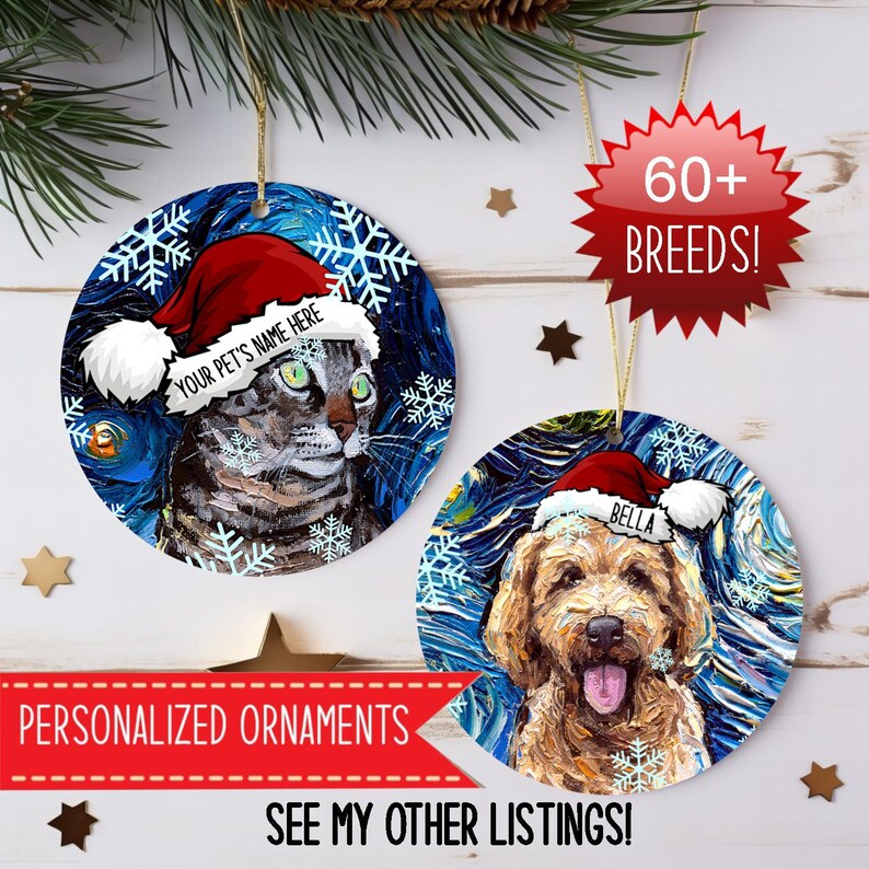 Pu&ograve; includere: Due ornamenti rotondi in ceramica con un gatto e un cane che indossano cappelli da Babbo Natale su uno sfondo blu vorticoso con fiocchi di neve bianchi. L'ornamento del gatto riporta il testo YOUR PET'S NAME HERE e quello del cane BELLA.