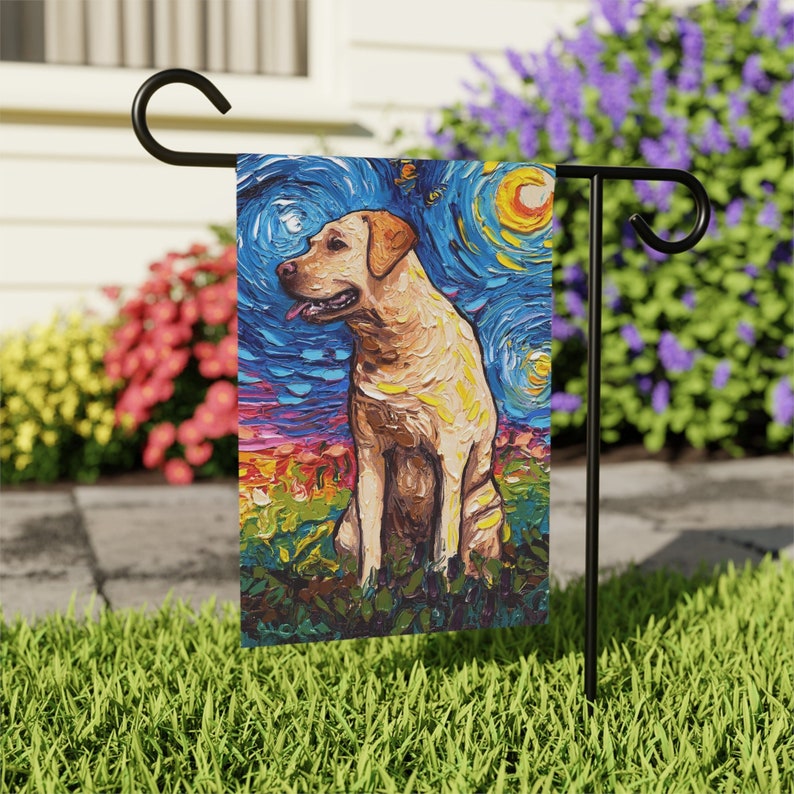 Może przedstawiać: Ż&oacute;łty labrador retriever namalowany w kolorowym, abstrakcyjnym stylu. Pies siedzi i patrzy w lewo. Tło to niebieskie i fioletowe niebo z ż&oacute;łtym słońcem.