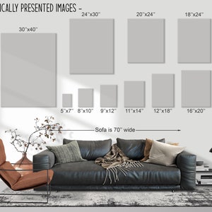 Puede incluir: Un diagrama que muestra diferentes tama&ntilde;os de obras de arte enmarcadas, con medidas en pulgadas, que se muestran sobre un sof&aacute; de cuero negro y un sill&oacute;n de cuero marr&oacute;n. El texto "Sofa is 70" wide" est&aacute; debajo de la obra de arte.