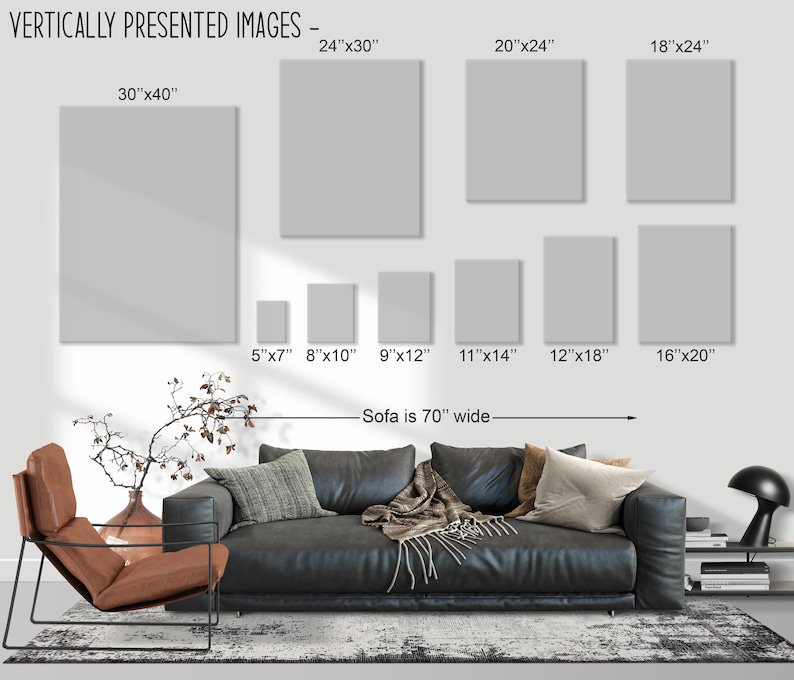 Puede incluir: Un diagrama que muestra diferentes tama&ntilde;os de obras de arte enmarcadas, con medidas en pulgadas, que se muestran sobre un sof&aacute; de cuero negro y un sill&oacute;n de cuero marr&oacute;n. El texto "Sofa is 70" wide" est&aacute; debajo de la obra de arte.