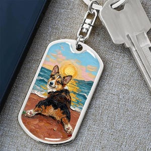 Brelok do kluczy Corgi Sploot z grawerowanym wizerunkiem psa plażowego