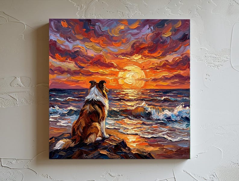 Op de afbeelding: Olieverfschilderij van een hond die naar een zonsondergang boven de zee kijkt. Het kunstwerk gebruikt levendige kleuren van oranje, rood en paars in de lucht en het water. De hond is bruin en wit, zittend op een rotsachtige oever.