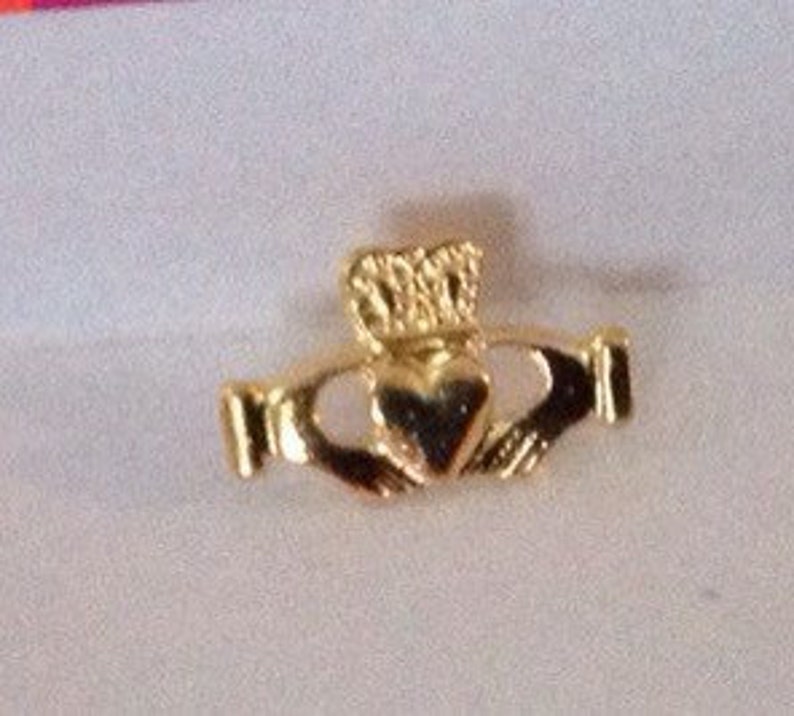 Vintage oldstock irish celtic claddagh goldtone clutch lapel pin image 4