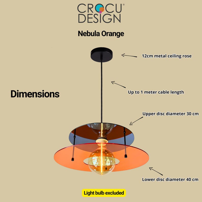 Może przedstawiać: Lampa wisząca Nebula Orange z metalową rozetą sufitową 12 cm. Posiada kabel o długości 1 metra, g&oacute;rną tarczę o średnicy 30 cm i dolną tarczę o średnicy 40 cm. Oprawa ma pomarańczowo-czarną kolorystykę. Żar&oacute;wka wyłączona.