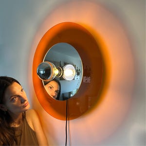 Luminária de parede em acrílico laranja: luminária moderna de meados do século para sala de estar.