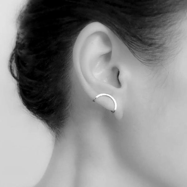 Gevouwen oorpin, zilveren oorklimmer, oorpin, eigentijdse unieke oorbel, statement oorbellen
