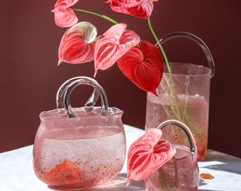 Florero de cristal con forma de bolso de mano rosa