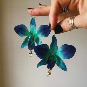 Boucles d'oreilles orchidées au design unique faites à la main avec de vraies fleurs Bleu