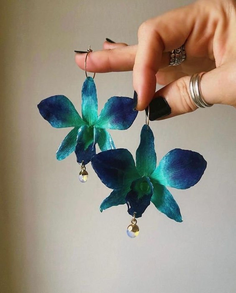 Boucles d'oreilles orchidées au design unique faites à la main avec de vraies fleurs Bleu