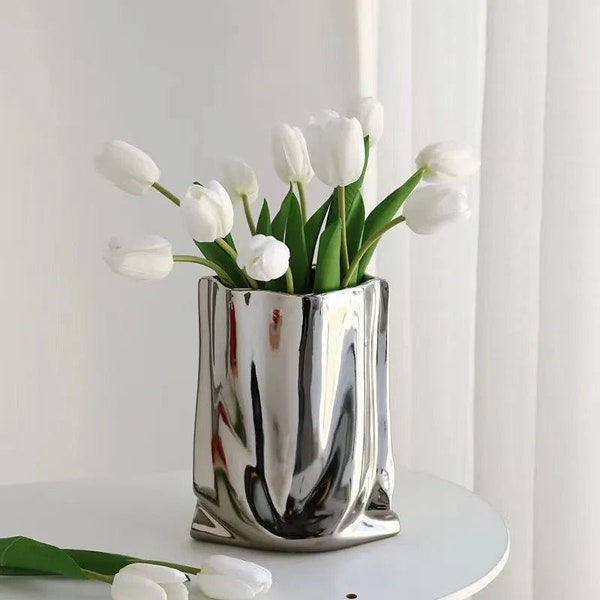 Vase à fleurs en argent chromé ou or