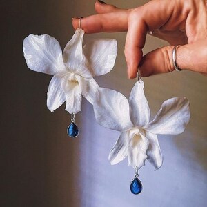 Boucles d'oreilles orchidées au design unique faites à la main avec de vraies fleurs Blanc