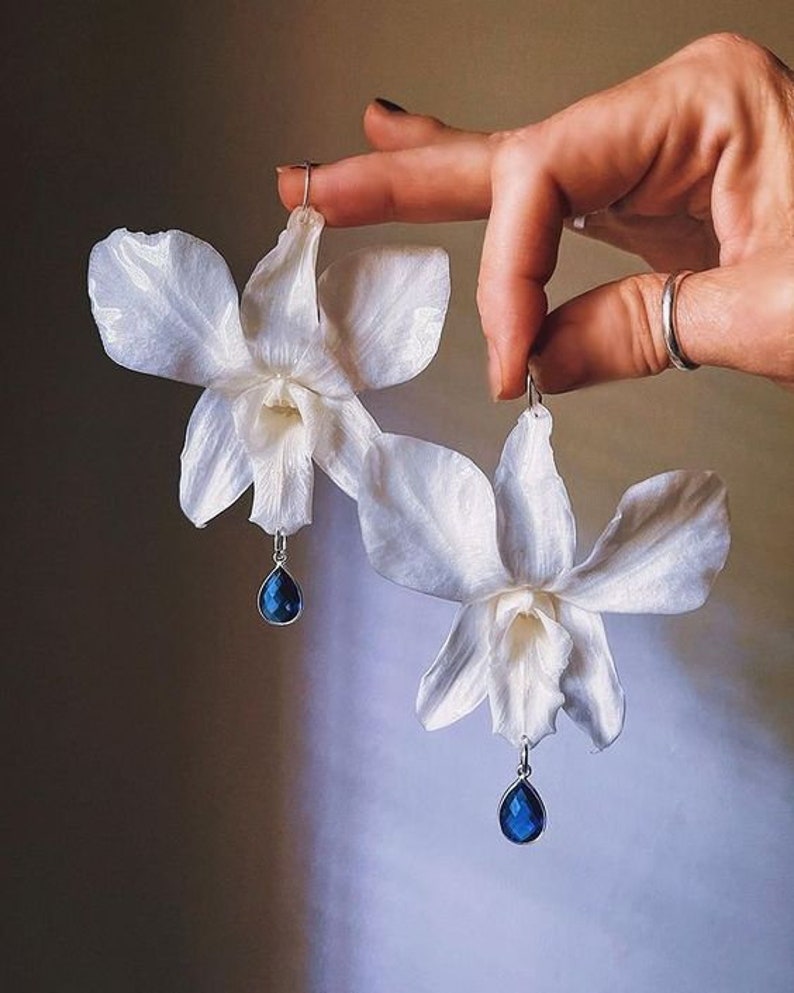 Boucles d'oreilles orchidées au design unique faites à la main avec de vraies fleurs Blanc