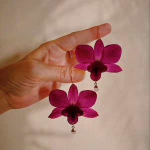 Boucles d'oreilles orchidées au design unique faites à la main avec de vraies fleurs dark pink