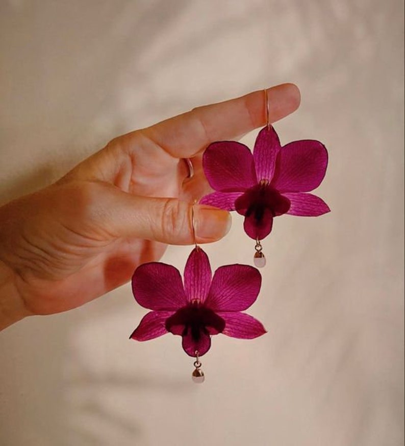 Boucles d'oreilles orchidées au design unique faites à la main avec de vraies fleurs dark pink