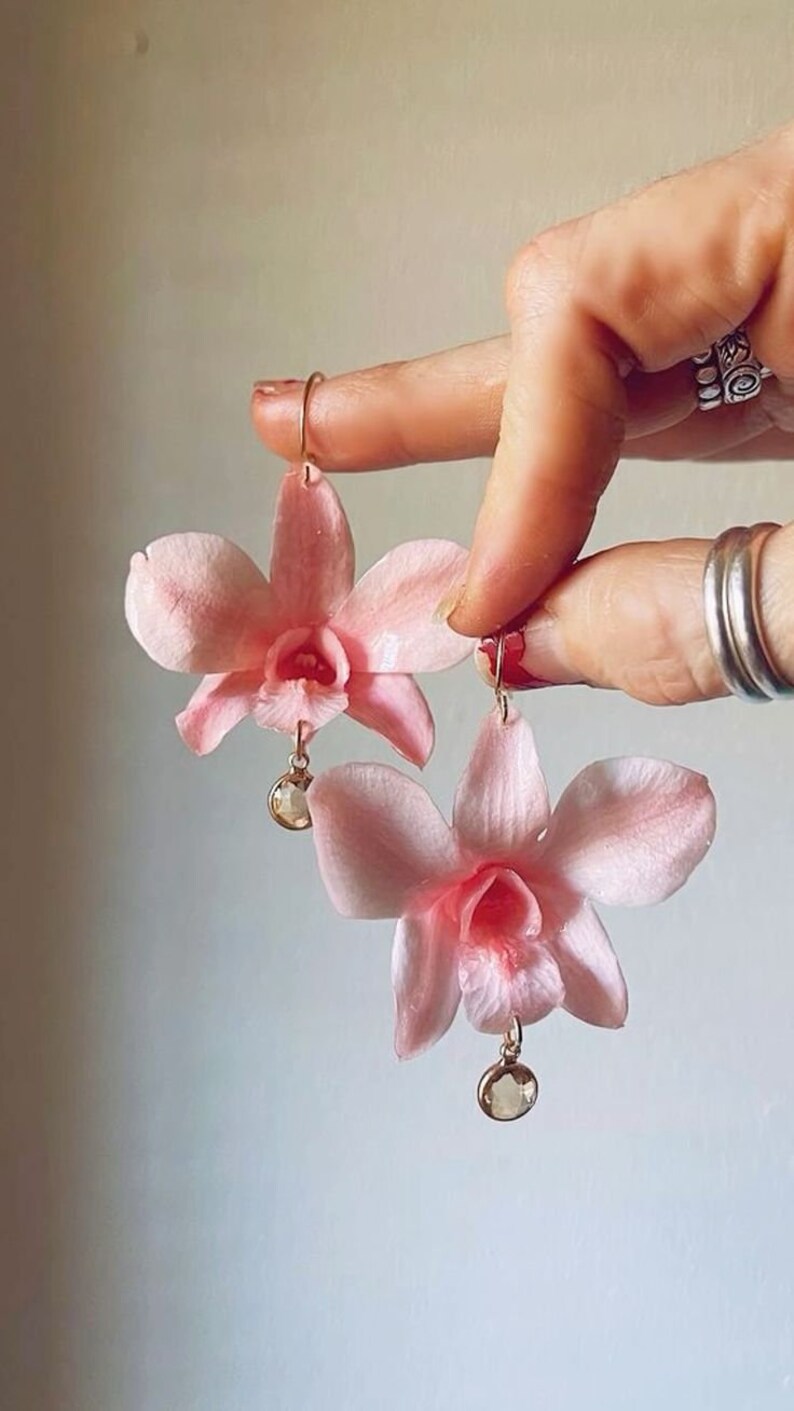 Boucles d'oreilles orchidées au design unique faites à la main avec de vraies fleurs Rose