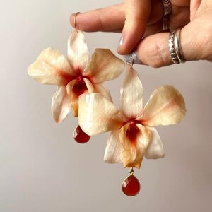 Boucles d'oreilles orchidées au design unique faites à la main avec de vraies fleurs coral