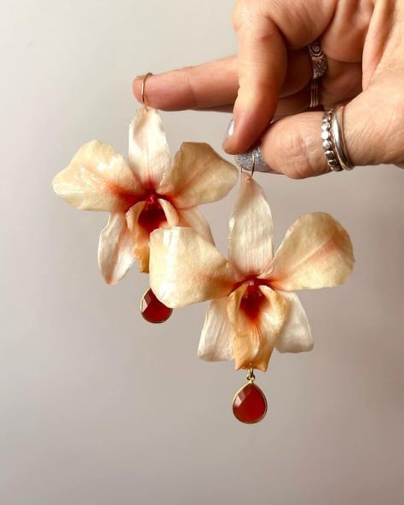 Boucles d'oreilles orchidées au design unique faites à la main avec de vraies fleurs coral