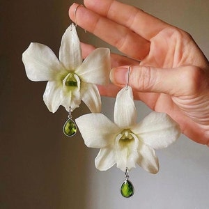 Boucles d'oreilles orchidées au design unique faites à la main avec de vraies fleurs cream