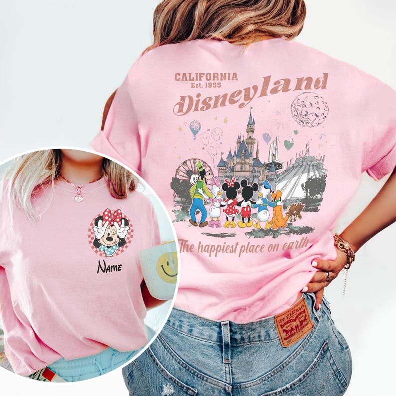 K&ouml;nnte beinhalten: Rosafarbenes T-Shirt mit einem Minnie Mouse-Motiv auf der Vorderseite und einem Disneyland-Motiv auf der R&uuml;ckseite. Die R&uuml;ckseite enth&auml;lt den Text "California Disneyland Est. 1955" und ein Cartoon-Bild von Disney-Figuren.