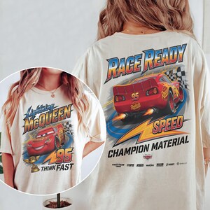 Pu&ograve; includere: T-shirt color crema con Lightning McQueen del film Cars. La grafica frontale mostra McQueen con il numero 95 e le parole "THINK FAST". Il design posteriore dice "RACE READY" e "SPEED" con McQueen in corsa. &Egrave; stampato anche "CHAMPION MATERIAL".