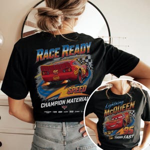 Pu&ograve; includere: Una tazza di ceramica bianca con manico nero e la scritta "But First, Coffee" in grassetto nero. La tazza &egrave; posta su uno sfondo neutro, che ne evidenzia il design semplice.