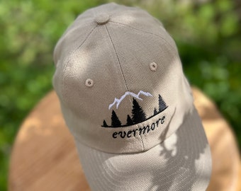 Beige Cap aus Baumwolle, mit hochwertiger "evermore" Stickerei für alle Swifties