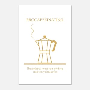Puede incluir: Un póster blanco con la palabra "PROCAFFEINATING" en letras doradas sobre una ilustración dorada de una cafetera italiana. El texto de abajo dice: "La tendencia a no empezar nada hasta que hayas tomado café."