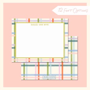 Puede incluir: Dos hojas de papelería con un diseño de cuadros en colores pastel naranja, verde, rosa y azul. La hoja superior tiene el nombre "BAILEE VAN WYK" en el centro. La hoja inferior tiene el texto "THE FANCY COLLECTIVE +SHOPFANCYCOLLECTIVE". Las palabras "12 Font Options" están en la esquina superior derecha.
