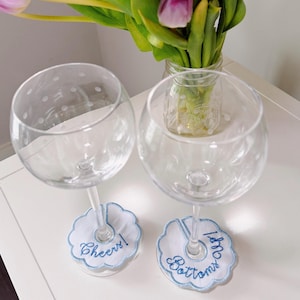 Marcadores de copas de vino bordados personalizados / Dijes de vino personalizados para despedida de soltera / Juego de etiquetas de tela reutilizables para cócteles