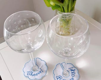 Personalisierte gestickte Weinglasmarker | Benutzerdefinierte Brautdusche Wein Charms | Wiederverwendbare Stoff-Cocktail-Tags-Set