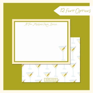 Può includere: Set di cancelleria con un blocco note con il testo "A Tiny Message From Bailee..." e un foglio a motivi con illustrazioni di martini. Lo sfondo è verde oliva con il testo "12 Font Options" in una freccia bianca.
