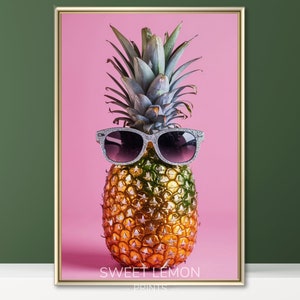 Könnte beinhalten: Eine goldene Ananas mit grünen Blättern, die eine silberne Glitzer-Sonnenbrille auf einem rosa Hintergrund trägt. Der Text "SWEET LEMON PRINTS" befindet sich am unteren Rand des Bildes.