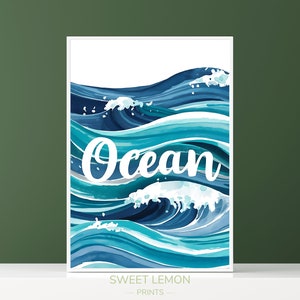 Könnte beinhalten: Ein digitaler Kunstdruck mit einer blauen und weißen Aquarell-Illustration von Ozeanwellen mit dem Wort "Ocean" in weißer Schrift.