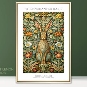 Könnte beinhalten: Gerahmter Kunstdruck mit dem Titel "The Enchanted Hare". Das Kunstwerk zeigt einen Hasen, der von floralen Mustern in Grün, Orange und Gelb umgeben ist. Der Druck enthält Text oben und unten, mit einem goldfarbenen Rahmen.