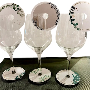 Marque places personnalisé, marque verres, pied de verre, sous verre, verre à pied, étiquettes prénoms, idéal pour tout type d'évènements.