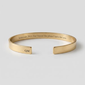 Puede incluir: Un letrero de madera rústico con el texto "Welcome to our home" en un estilo manuscrito. El letrero presenta un acabado envejecido y un diseño simple y acogedor, ideal para un porche o entrada.