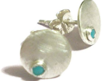 Puces d'oreilles en argent massif et turquoise, pierre de decembre, clous d'oreilles ronds, argent brossé