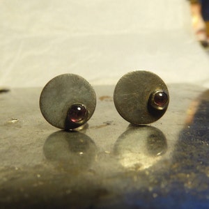 Puces Boucles d'oreilles en argent recyclé fini ancien et grenat rouge bordeaux dotty image 2