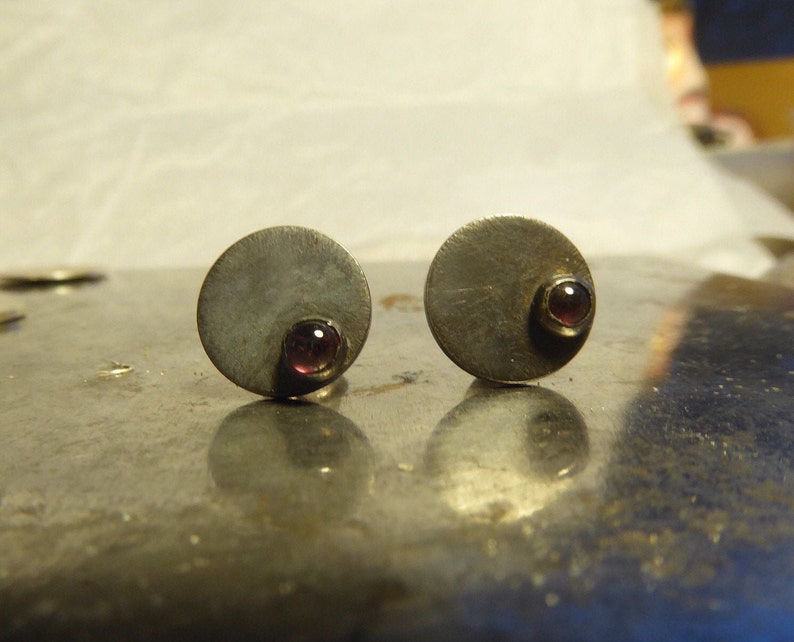 Puces Boucles d'oreilles en argent recyclé fini ancien et grenat rouge bordeaux dotty image 2