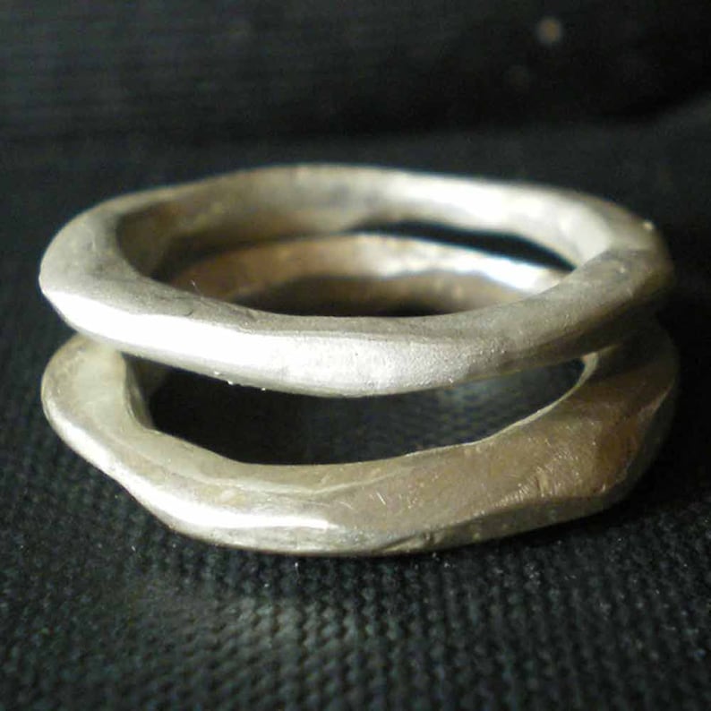 Bague artisanale en argent massif 925, forme irreguliere inspiree par mouvement de lave fondue, alliances originales, bagues PACS image 6