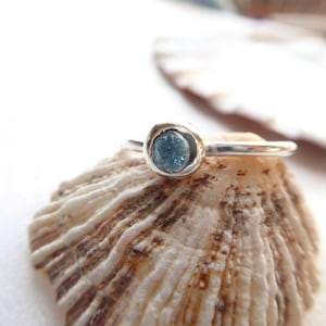 Bague solitaire topaze bleue en argent massif bague topaze a empiler bague moderne femme bague de fiancailles moderne, bague topaze image 1