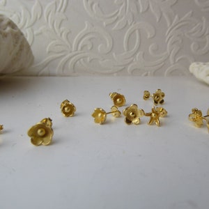 Gold Vermeil plated flowers stud earrings, golden star ear studs, mini flower classic earrings, 5 petal earrings image 4