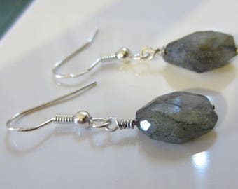 Boucles d'oreilles en argent massif et labradorite grise, pierres baroques, boucles rustiques pierres naturelles, bijoux fait main