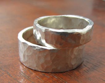 Set of 2 wedding rings in sterling silver hammered rustic finish, flat wedding bands handmade in recycled silver, large wedding rings