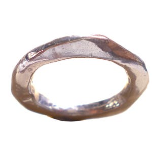 Bague artisanale en argent massif 925, forme irreguliere inspiree par mouvement de lave fondue, alliances originales, bagues PACS image 1