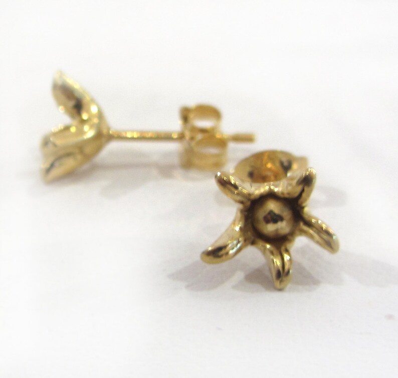 Gold Vermeil plated flowers stud earrings, golden star ear studs, mini flower classic earrings, 5 petal earrings image 5