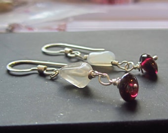 Rode granaatoorbellen met witte maansteen in gerecycled sterling zilver 925, drop oorbellen met januari geboortesteen, cadeau voor haar