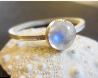 Anillo apilable solitario de piedra lunar azul, anillo minimalista de plata esterlina, piedra preciosa natural blanca, joyería nupcial, regalo para ella, piedra de nacimiento